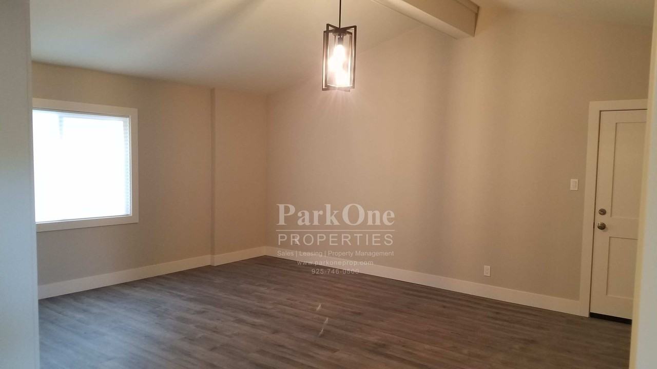 2273 Whyte Park Ave - Photo 5 of 18