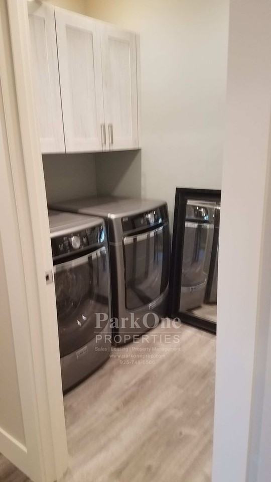 2273 Whyte Park Ave - Photo 6 of 18