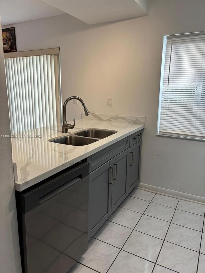 133 Riviera Cir - Photo 6 of 9