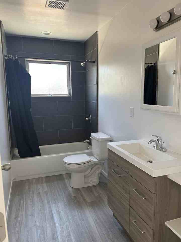 1316A Laurel St - Photo 2 of 8
