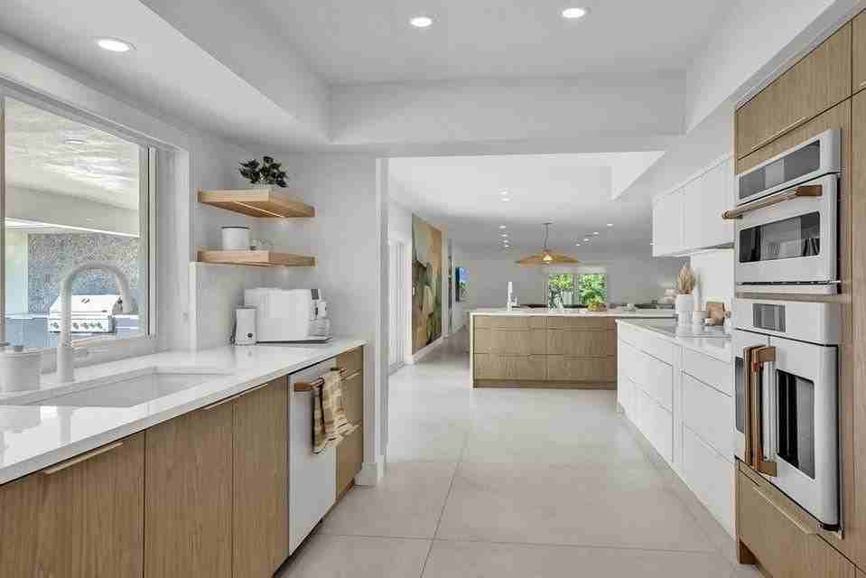 5581 Ne 31st Ave - Photo 5 of 32