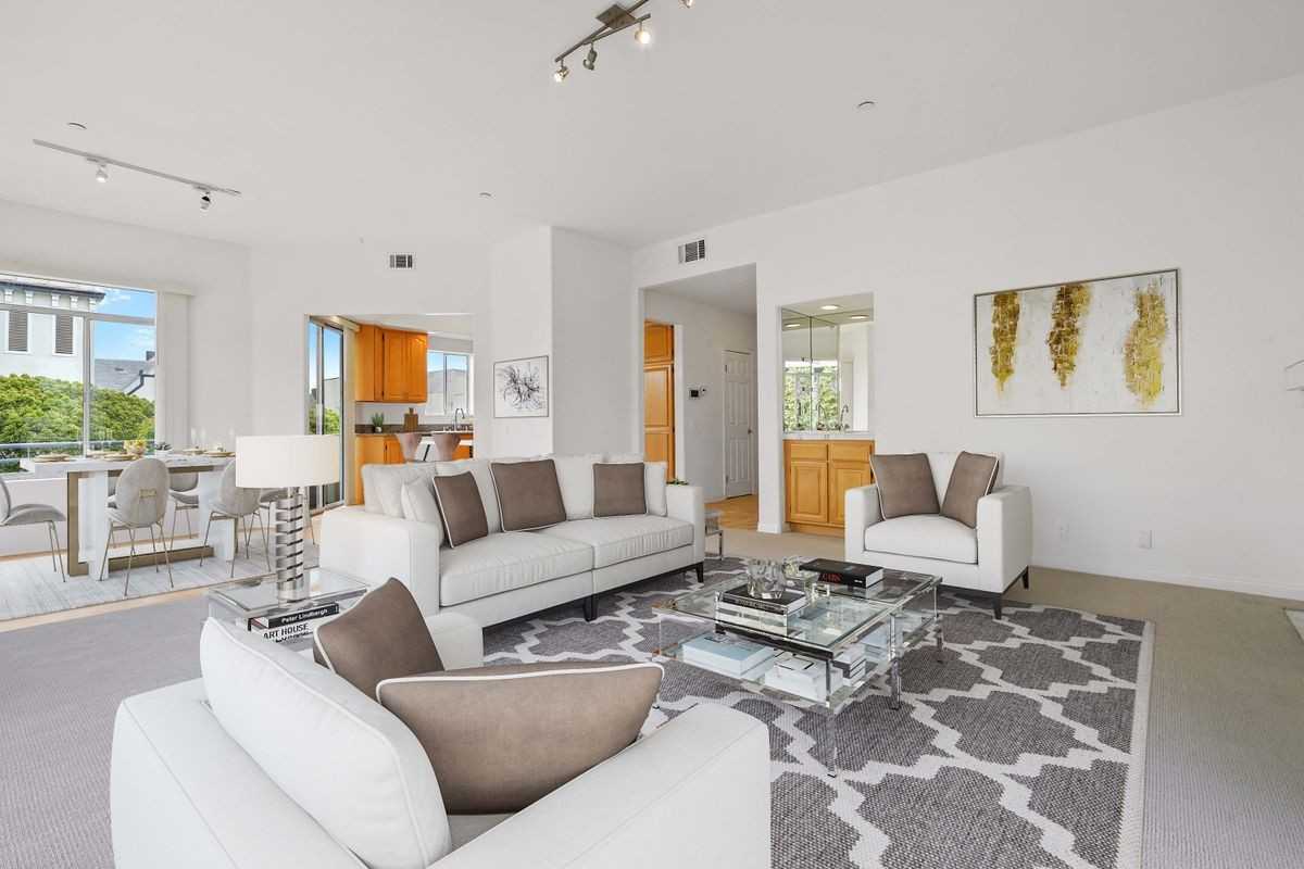 1325 Arizona Ave ##201 - Photo 2 of 16