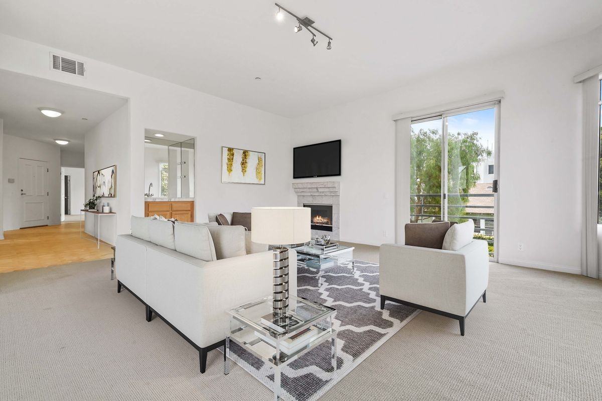 1325 Arizona Ave ##201 - Photo 3 of 16