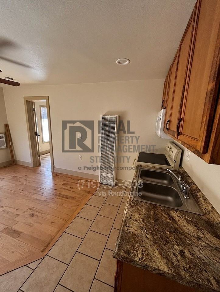 902 W 11th St #4 - Photo 2 of 11