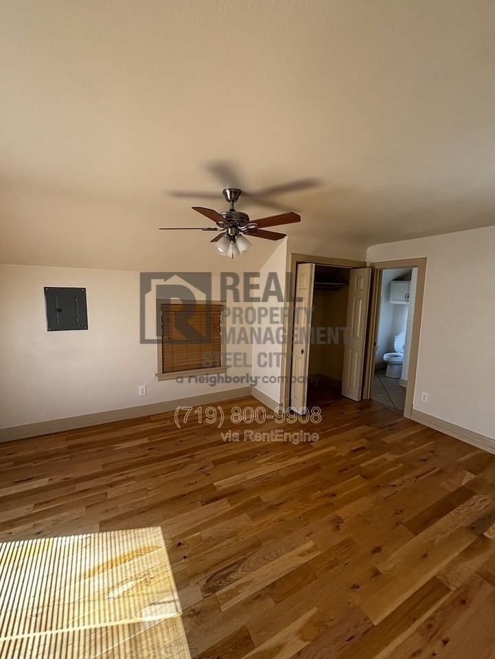 902 W 11th St #4 - Photo 3 of 11