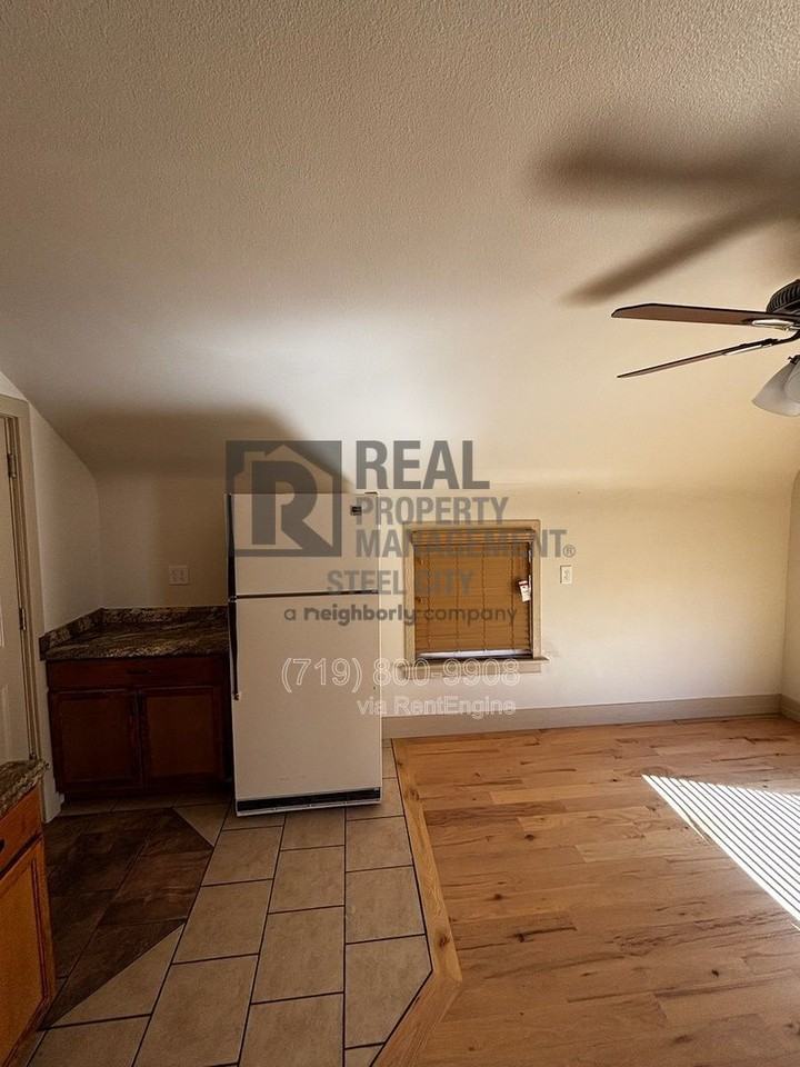 902 W 11th St #4 - Photo 4 of 11