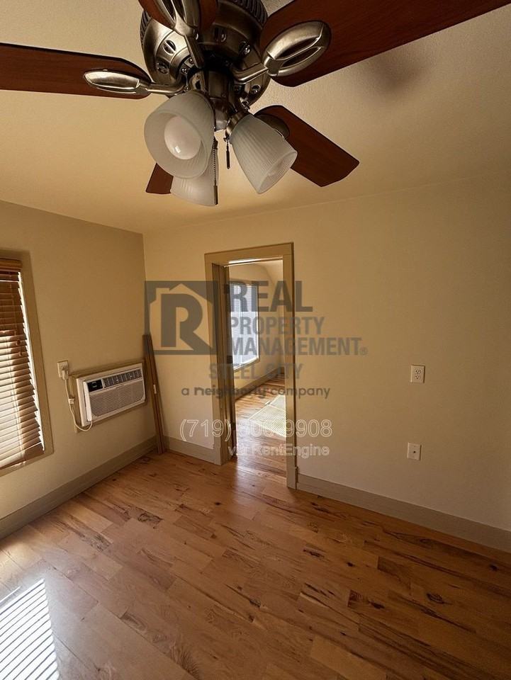 902 W 11th St #4 - Photo 5 of 11