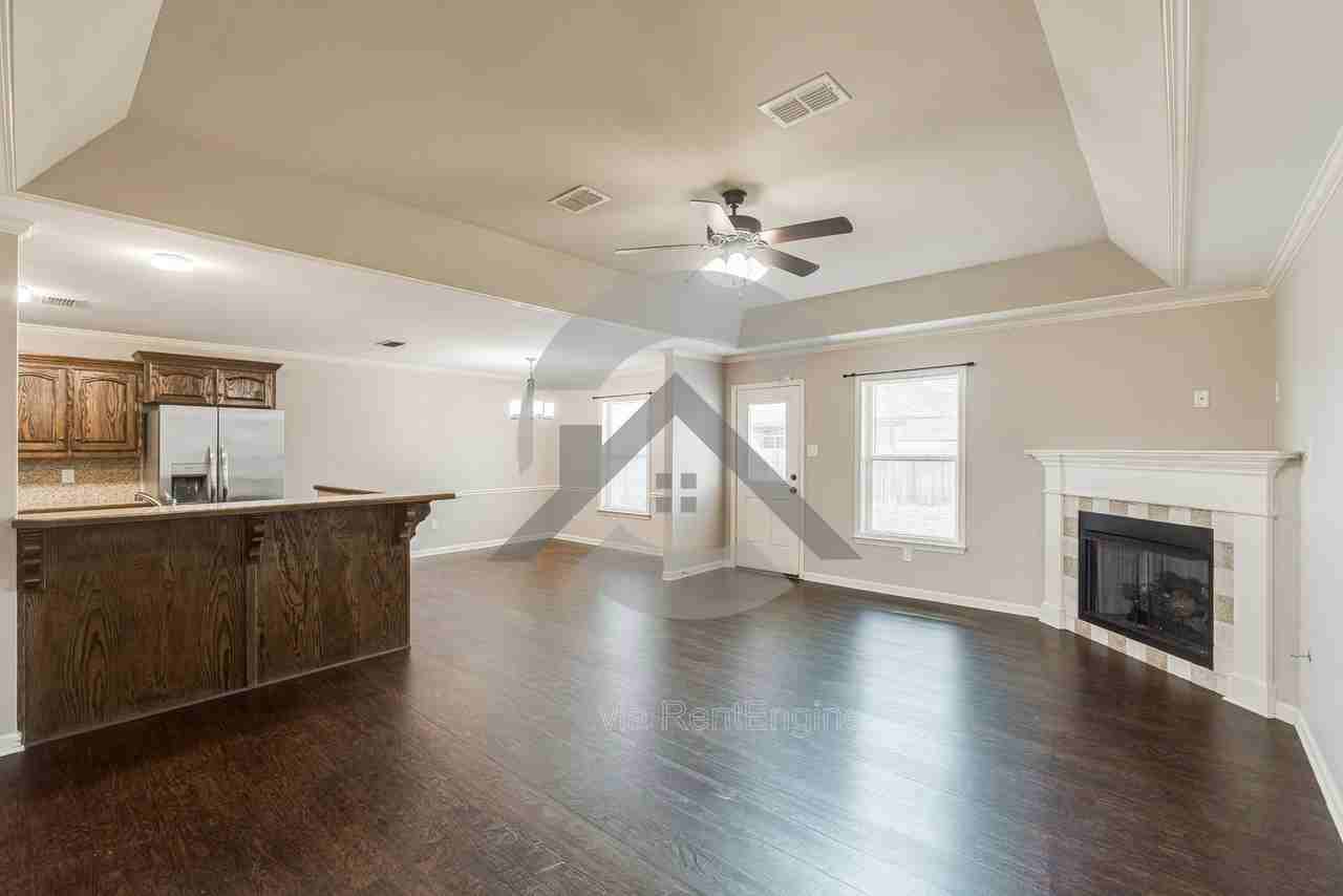 2405 Canterbury Ln - Photo 2 of 14