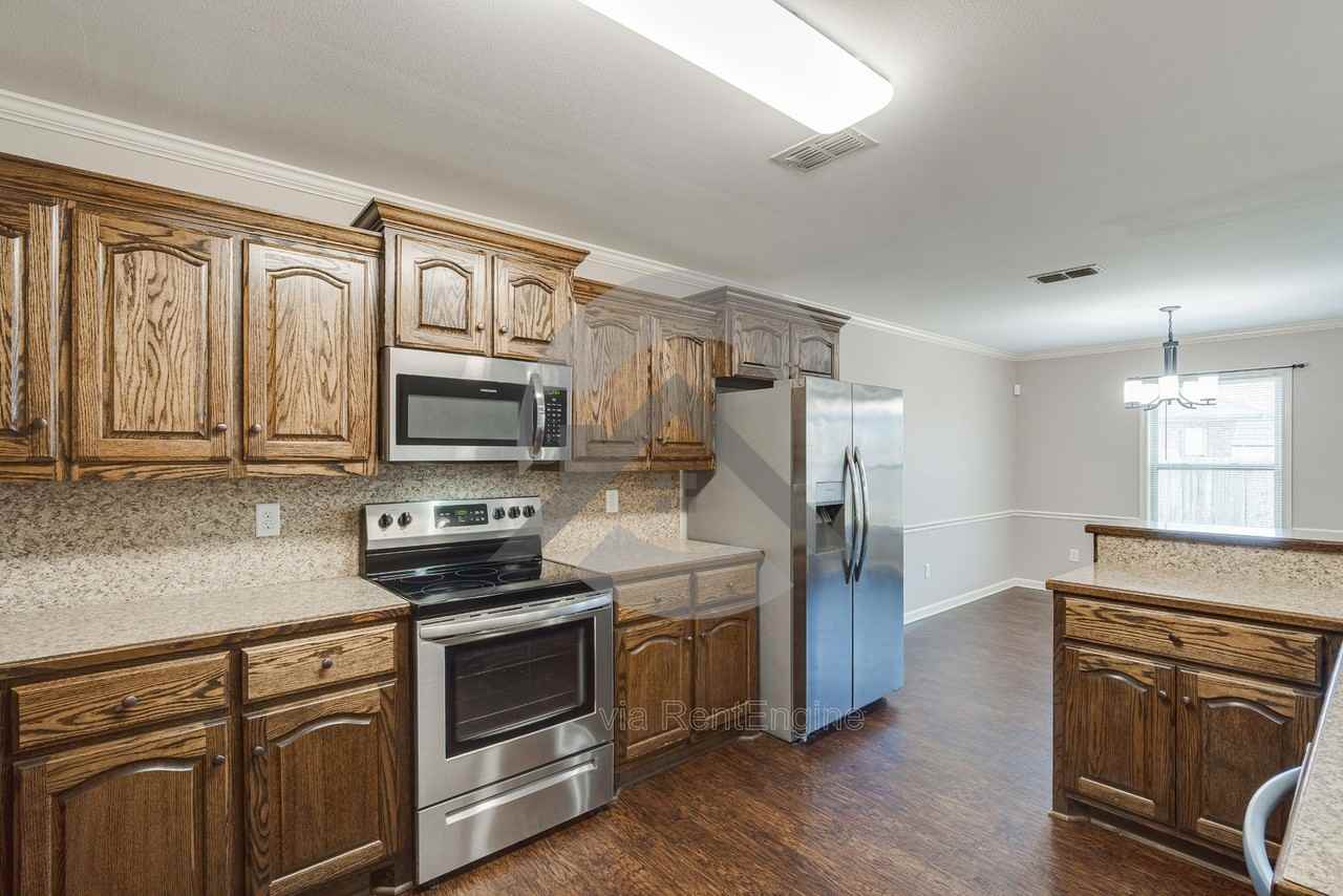 2405 Canterbury Ln - Photo 6 of 14