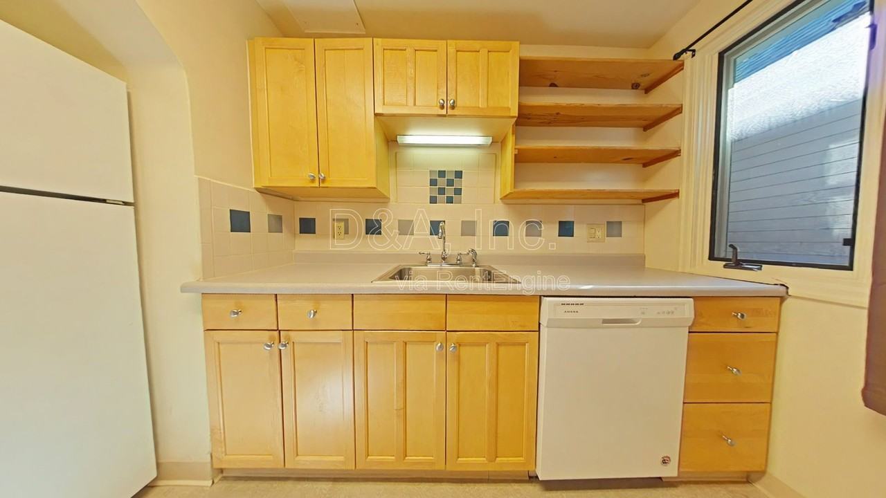 541 Nw 18th St - Photo 4 of 14