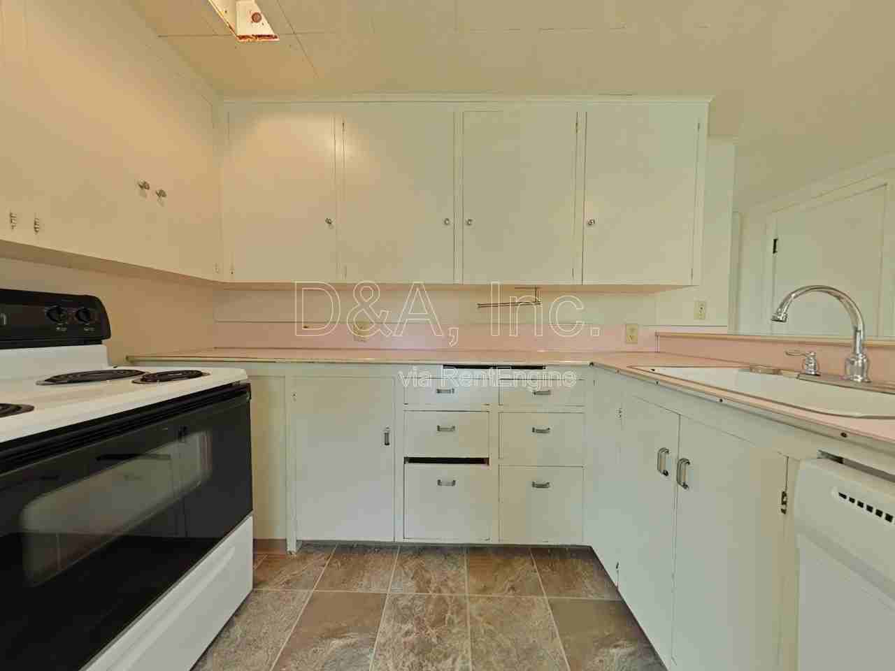 310 Sw 7th St - Photo 3 of 24