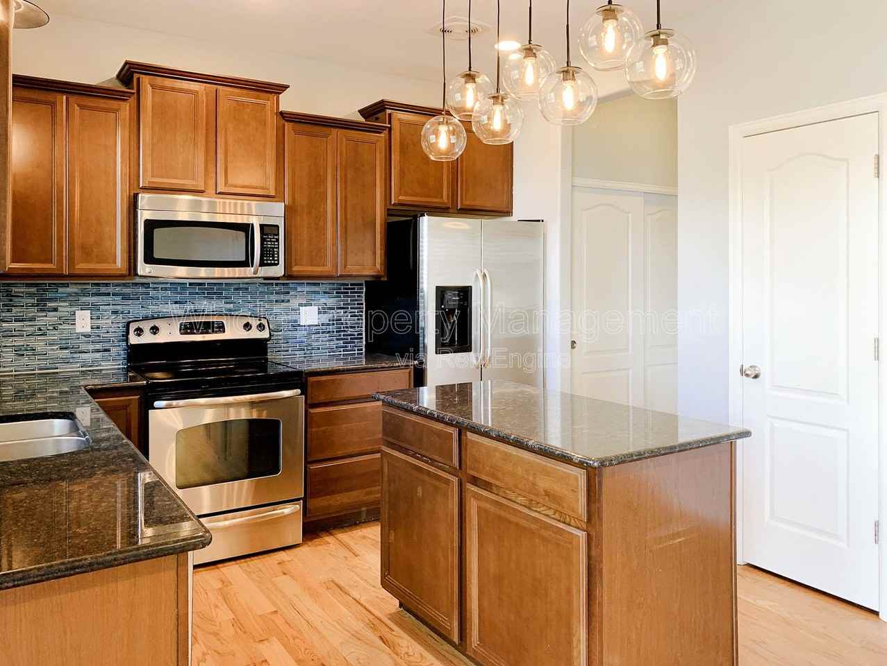 15450 Carob Cir - Photo 3 of 37