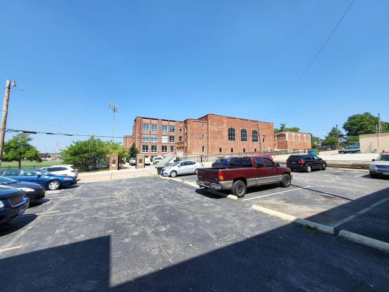 2625 S Big Bend Blvd - Photo 2 of 9