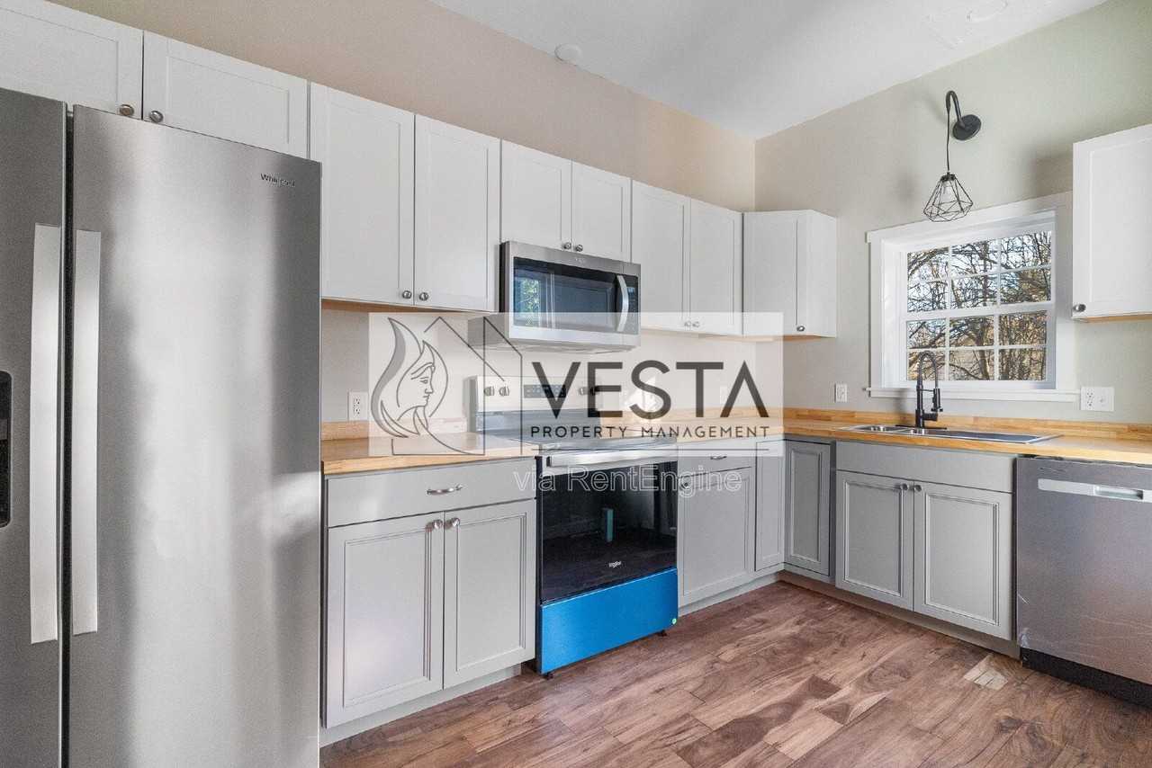 555 Baldwin Ave - Photo 2 of 30