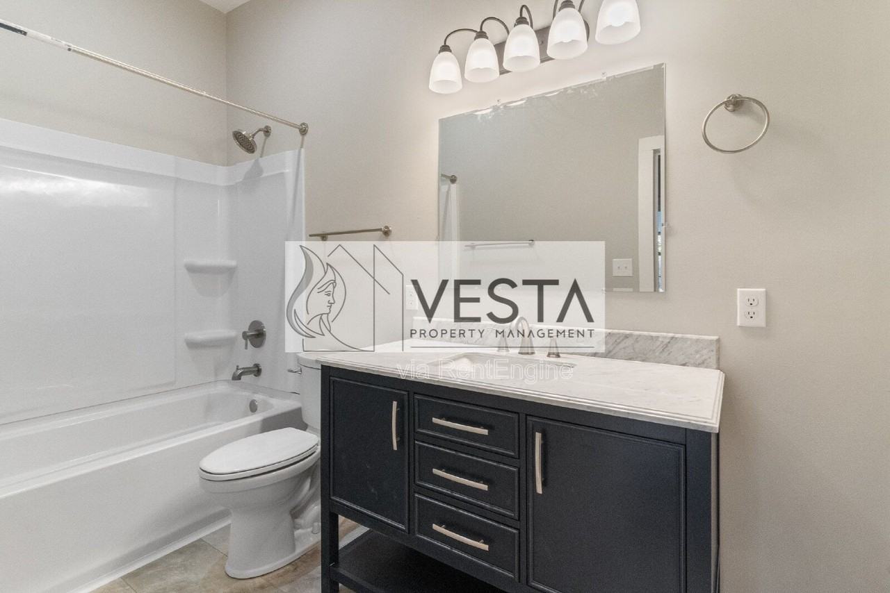 555 Baldwin Ave - Photo 3 of 30