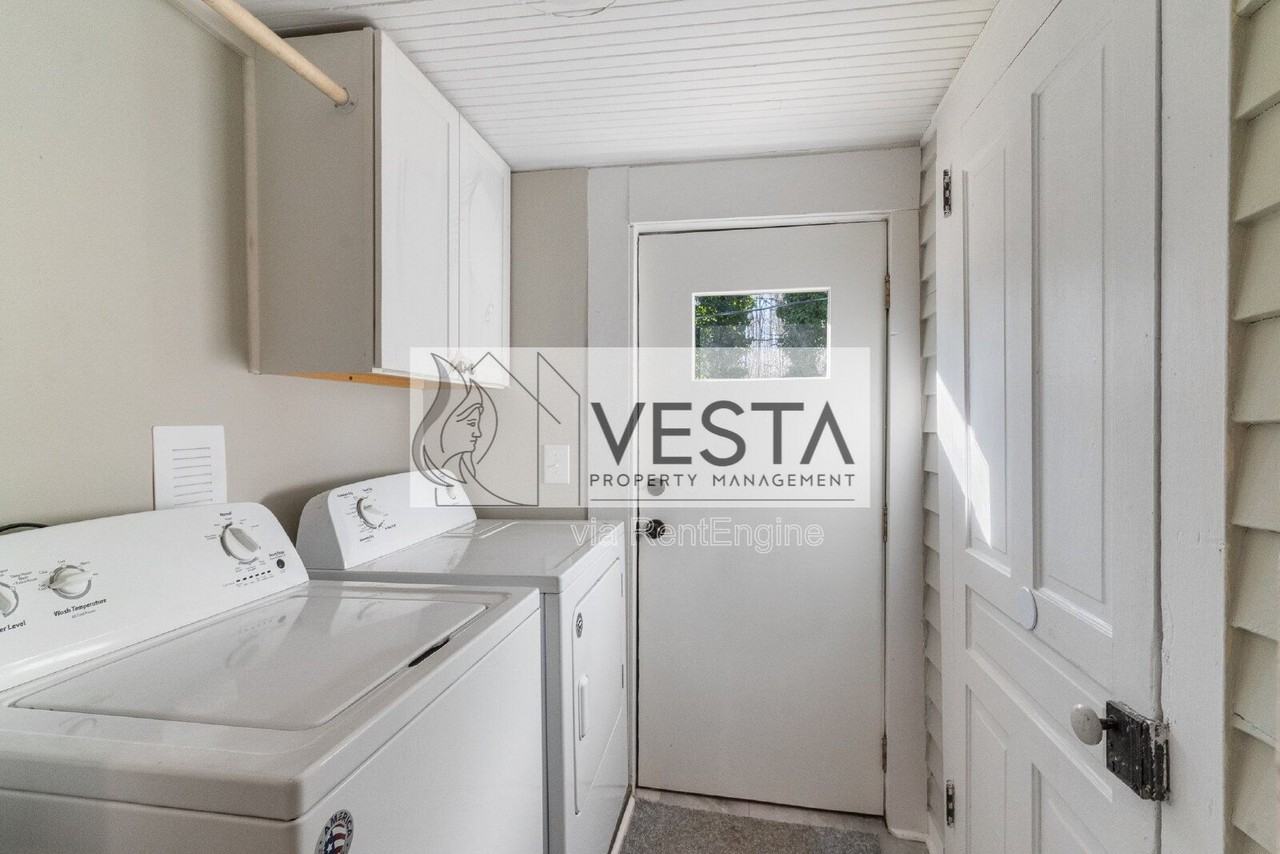 555 Baldwin Ave - Photo 4 of 30