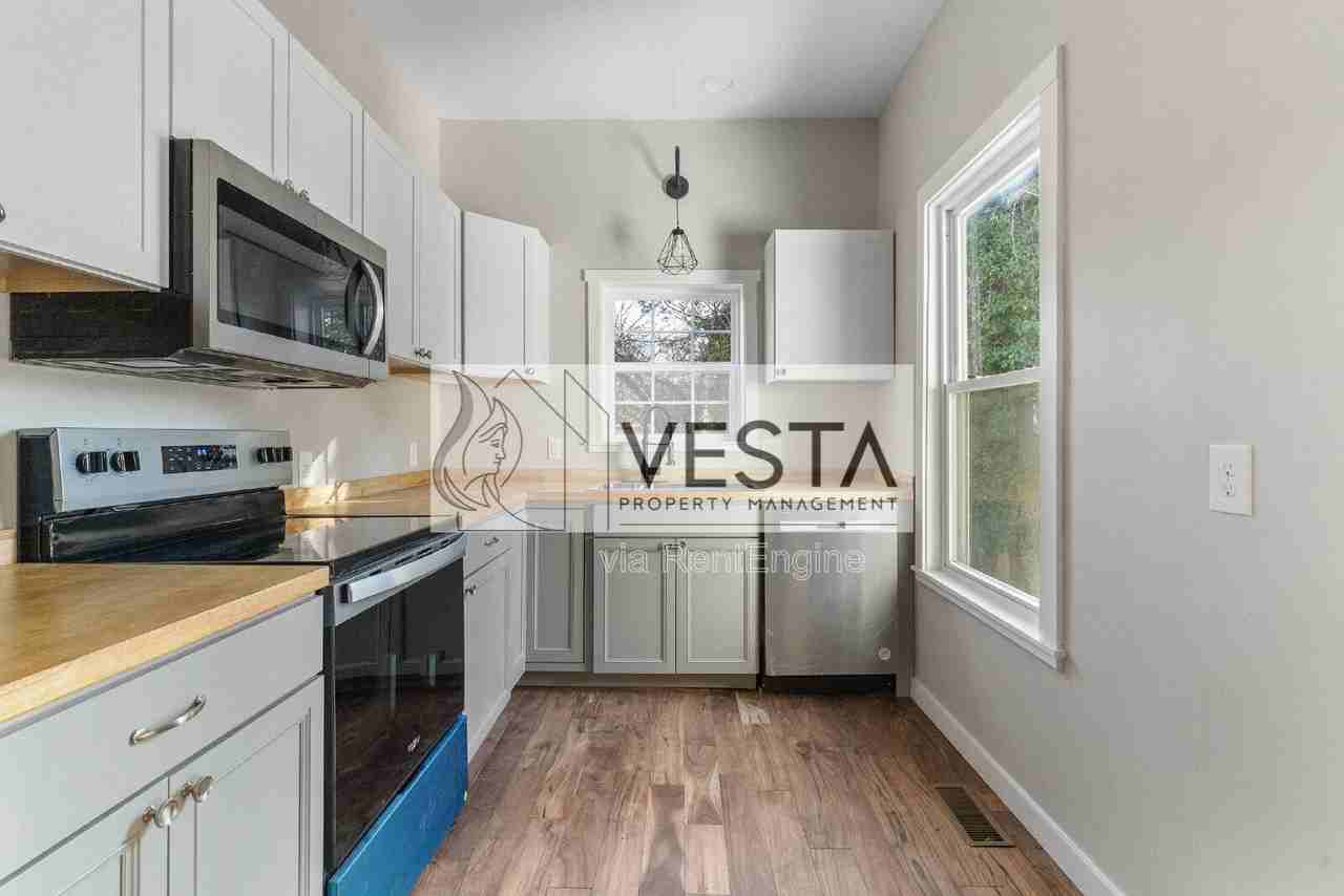 555 Baldwin Ave - Photo 5 of 30