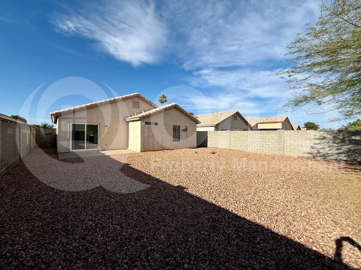 10423 W Reade Ave - Photo 2 of 22