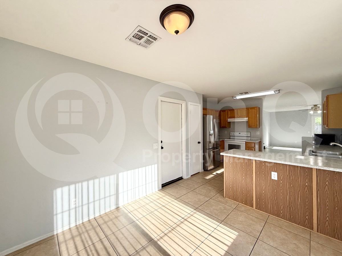 10423 W Reade Ave - Photo 4 of 22