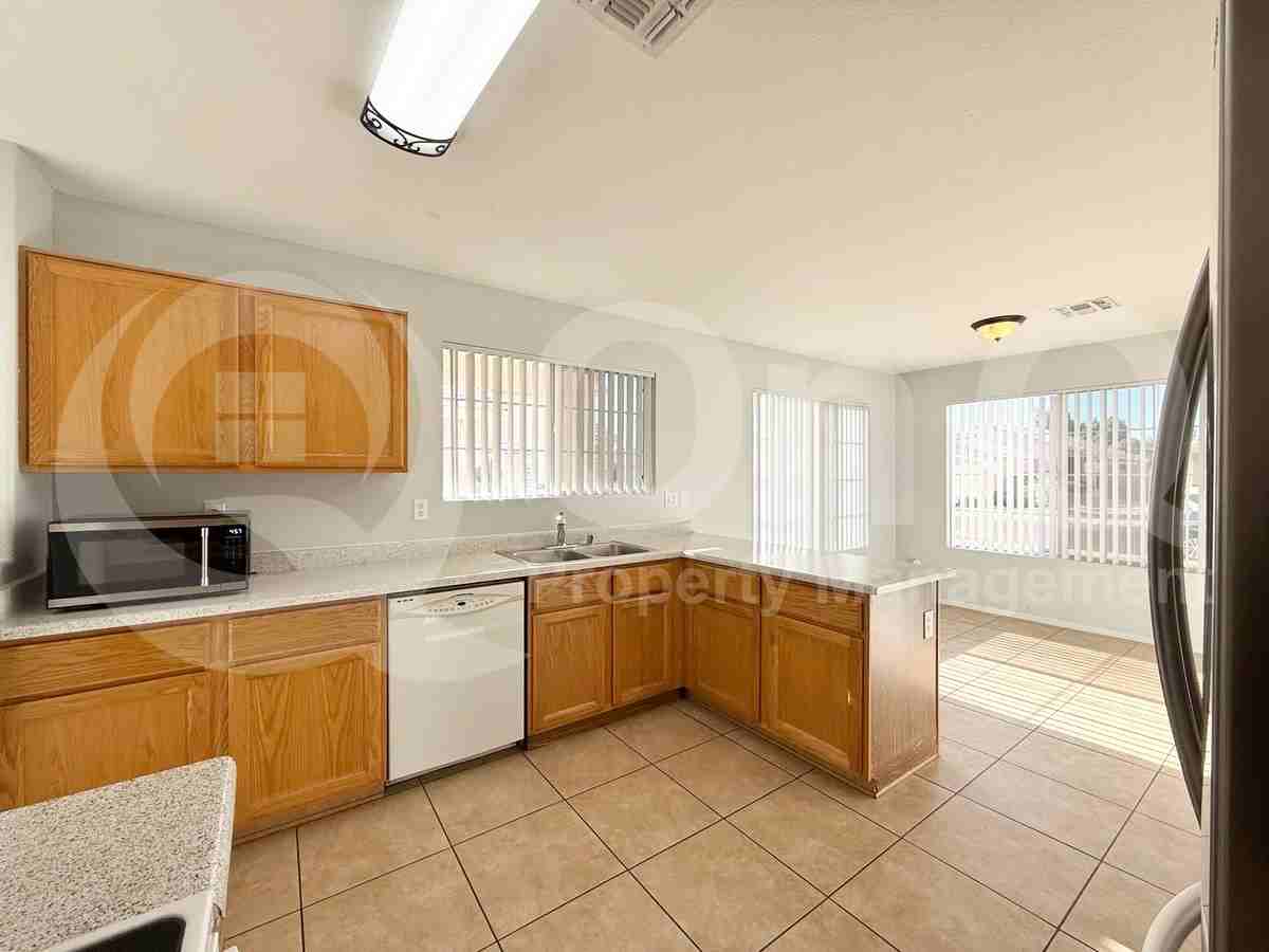 10423 W Reade Ave - Photo 6 of 22