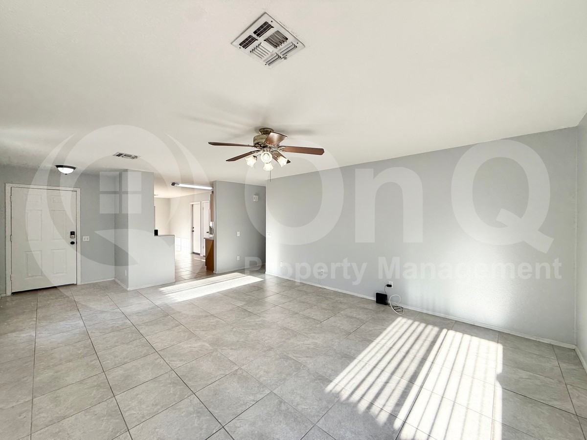 10423 W Reade Ave - Photo 3 of 21