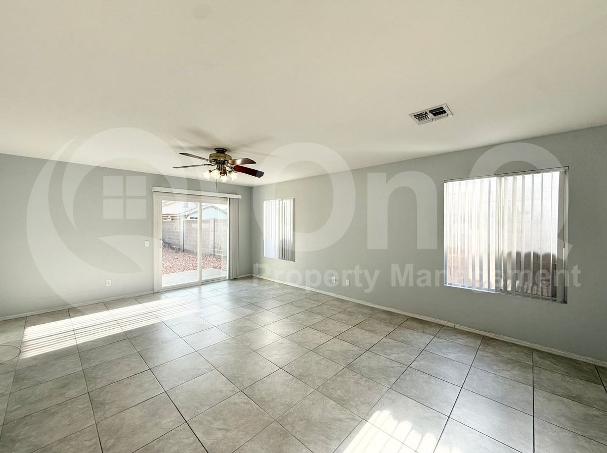 10423 W Reade Ave - Photo 4 of 21