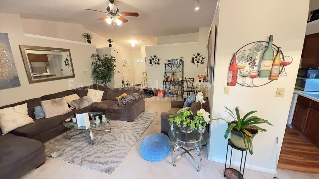 467 Springmont Ct - Photo 4 of 15