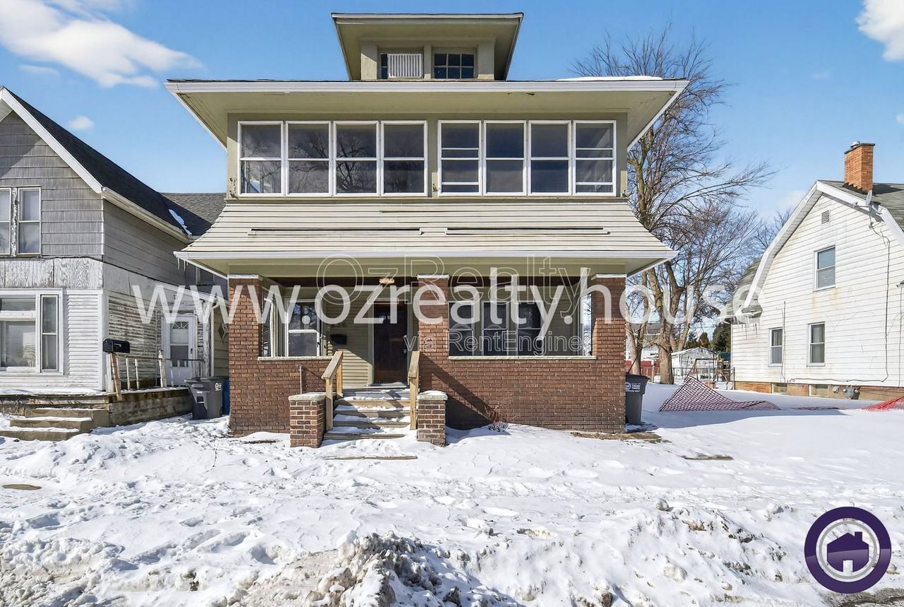 834 Oak St