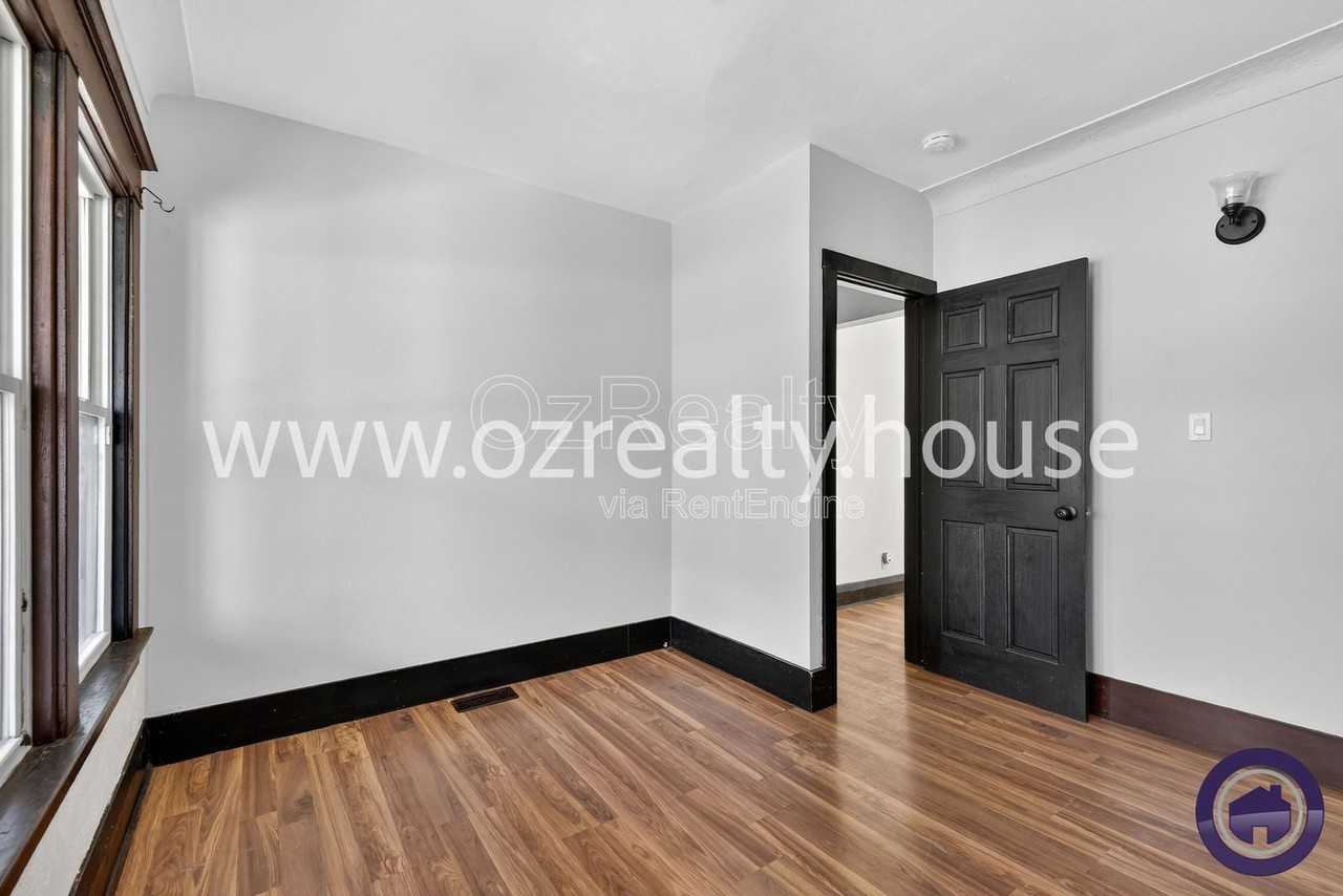 834 Oak St - Photo 3 of 18