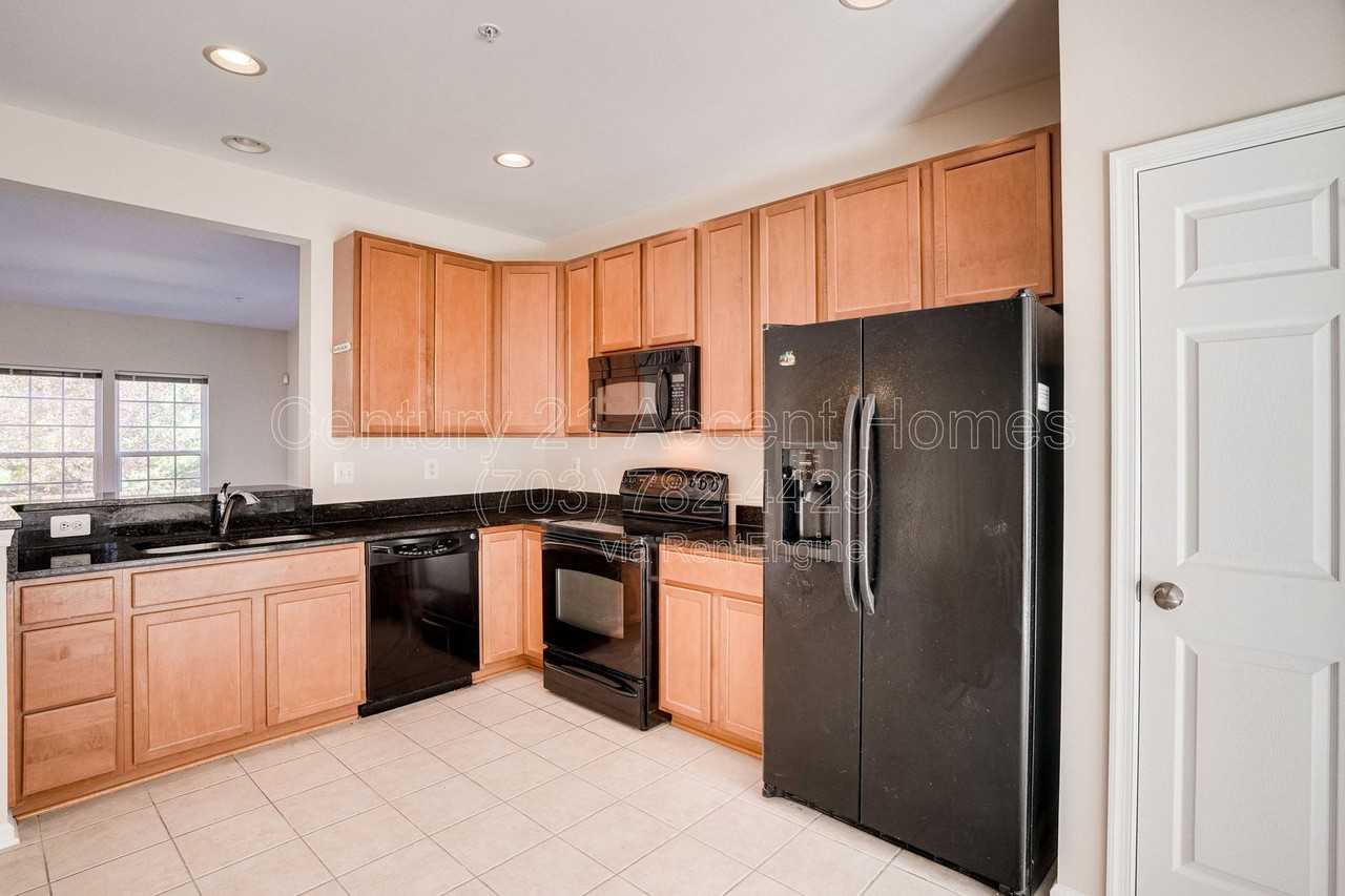 23515 Forest Haven Way - Photo 5 of 39