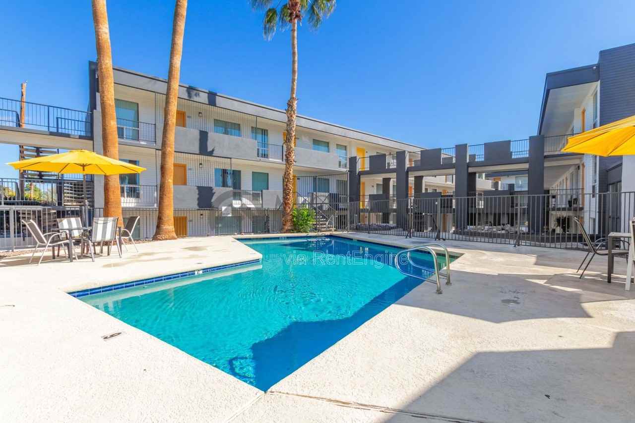 2925 N Greenfield Rd #512 - Photo 2 of 11