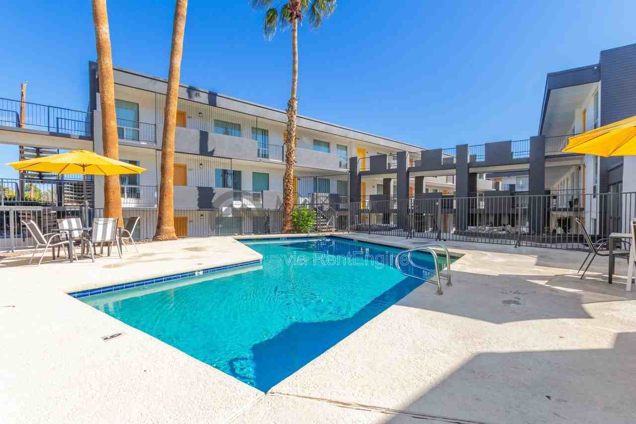 2925 N Greenfield Rd #420 - Photo 2 of 11