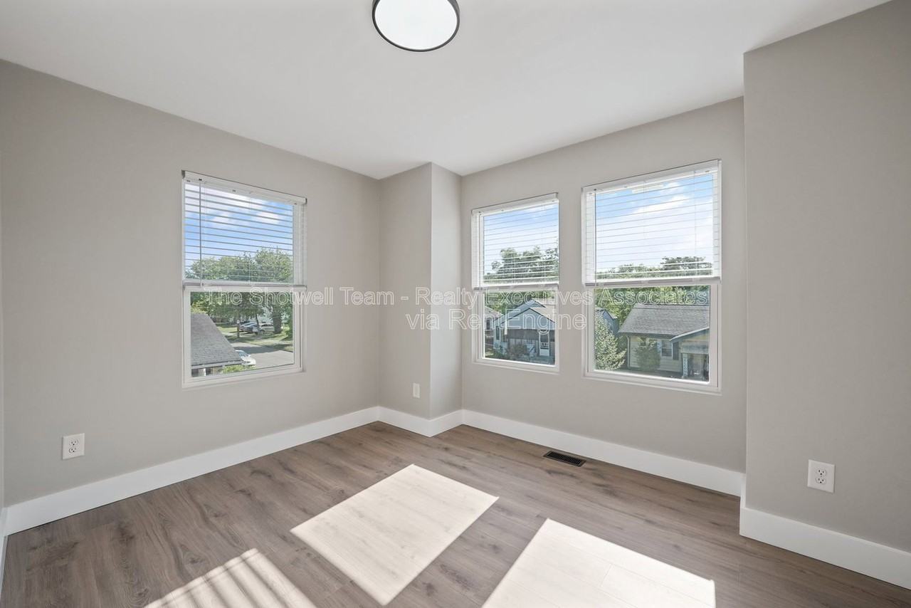 2711 Tarleton Ave - Photo 3 of 24