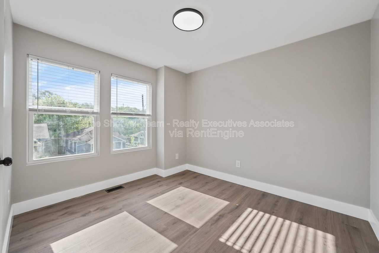 2711 Tarleton Ave - Photo 5 of 24