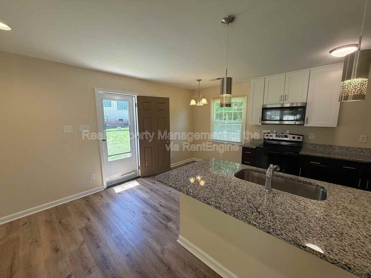 5208 Larkspur Dr - Photo 3 of 17