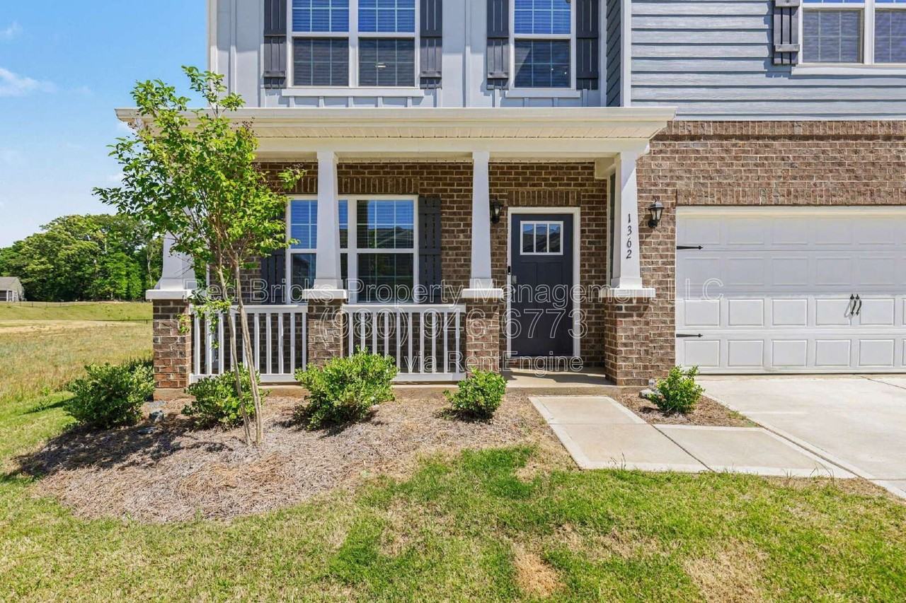 1362 Secrest Commons Dr - Photo 5 of 36