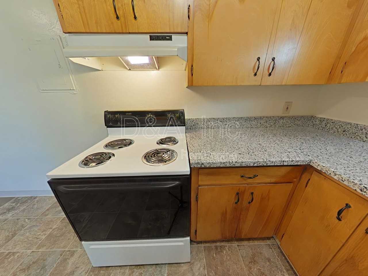 770 Nw 11th St - Photo 4 of 9