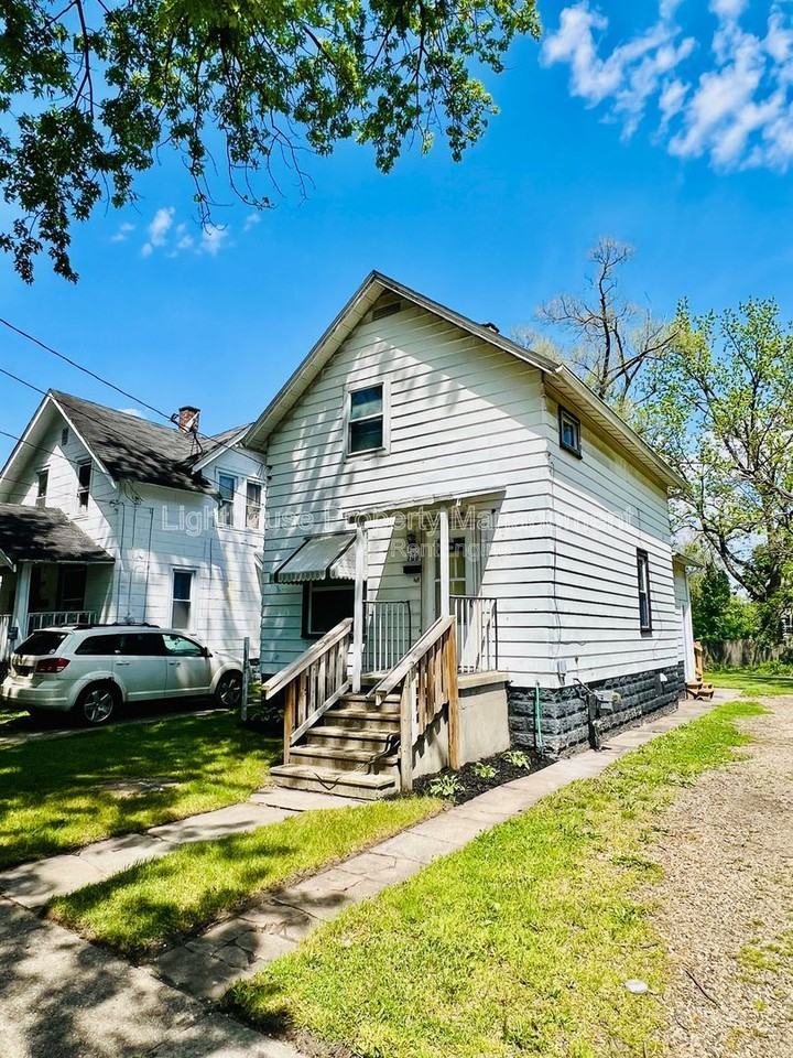 708 Elizabeth St - Photo 2 of 20