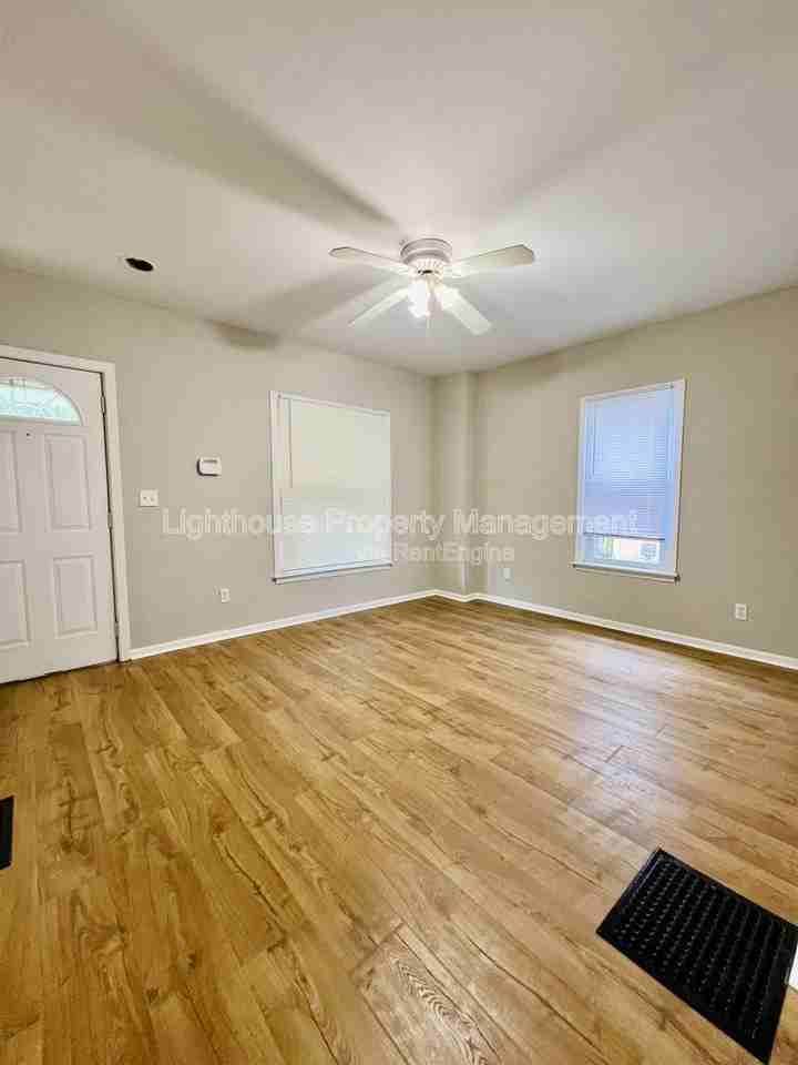 708 Elizabeth St - Photo 3 of 20