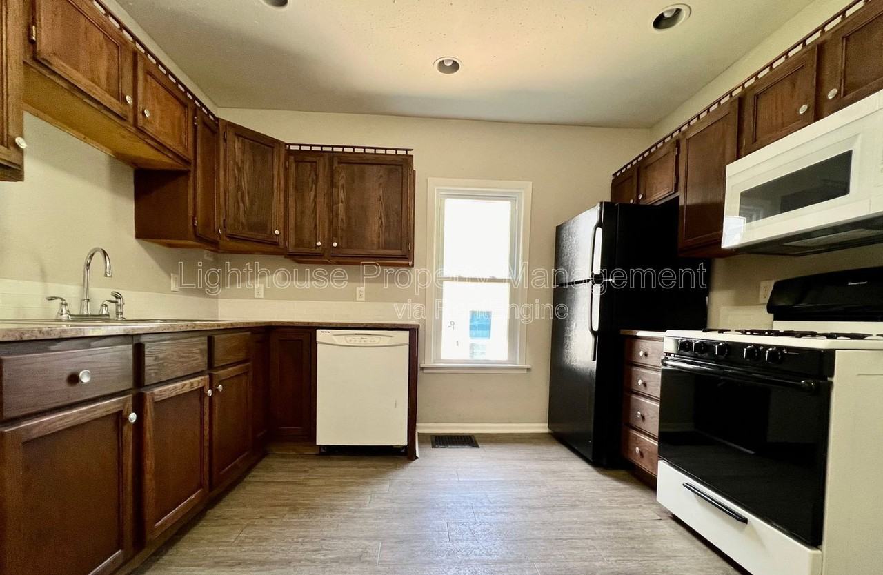 708 Elizabeth St - Photo 7 of 20