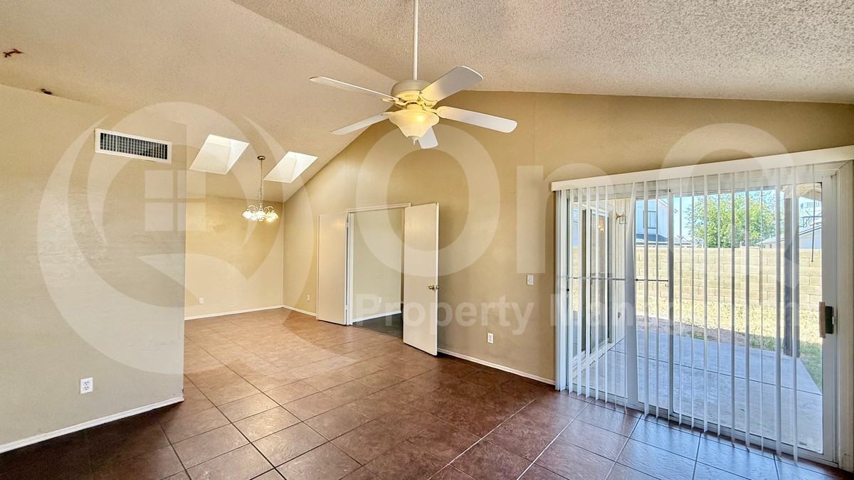 11014 N 81st Ave - Photo 4 of 20