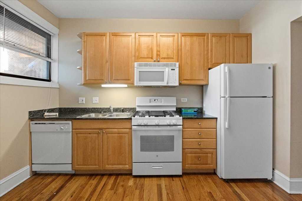 3707 N Sheffield Ave #3 - Photo 2 of 10