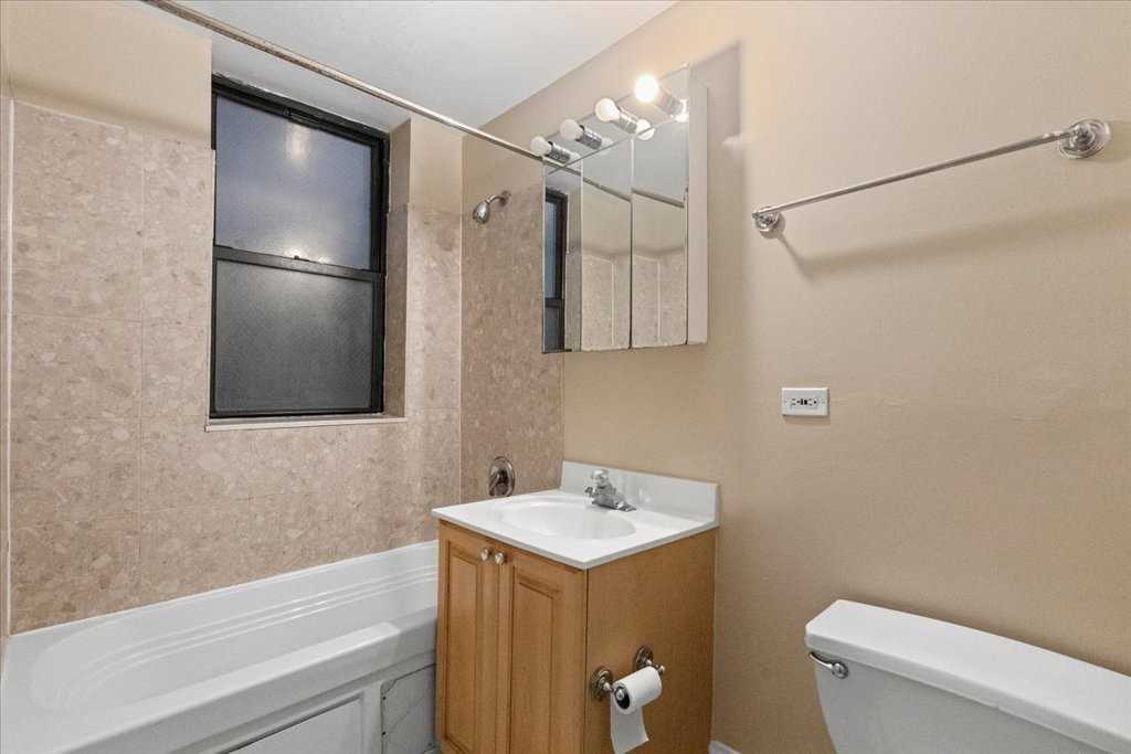 3707 N Sheffield Ave #3 - Photo 4 of 10