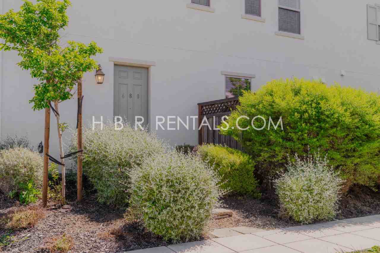 680 W Waterman Dr - Photo 2 of 16