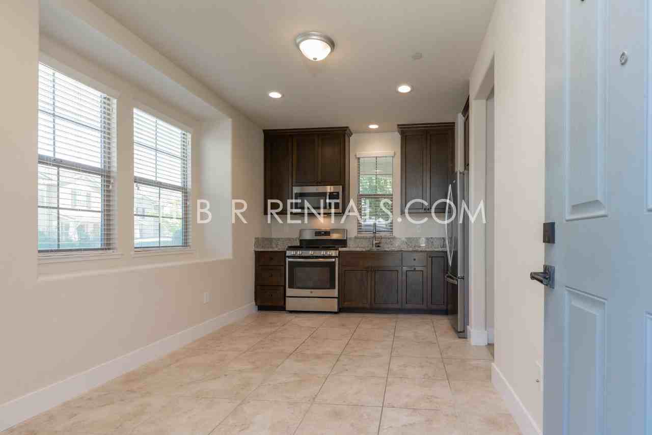 680 W Waterman Dr - Photo 4 of 16