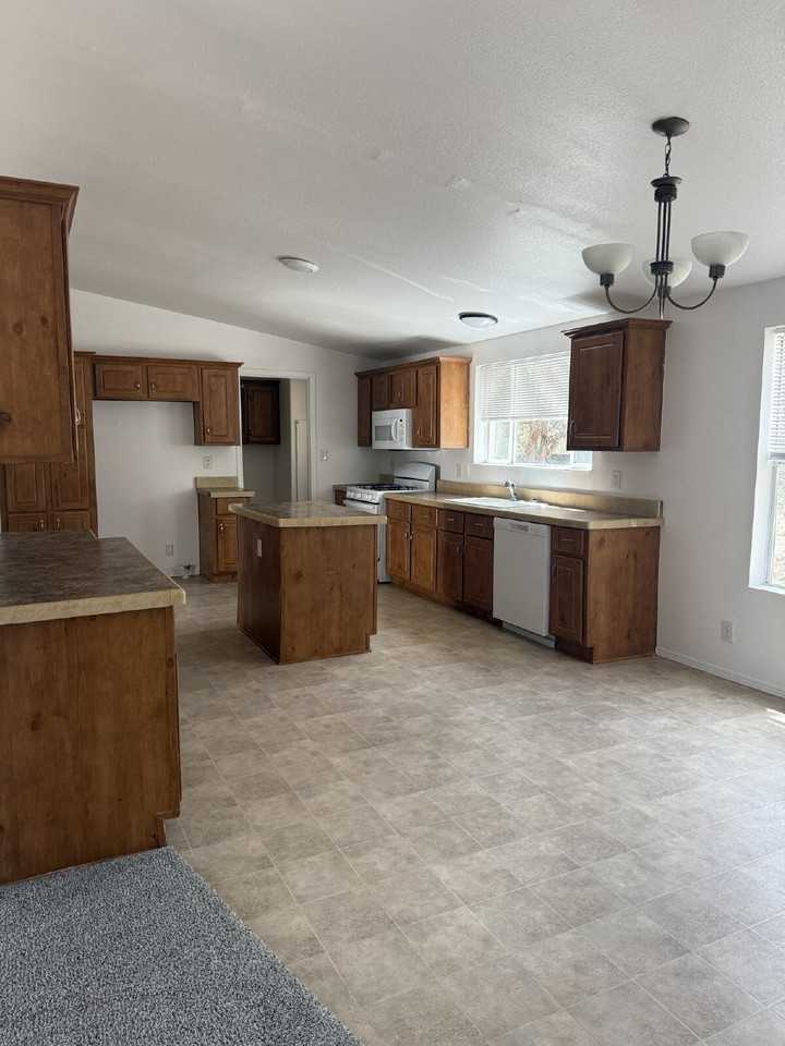 841 S 11th Dr - Photo 5 of 17