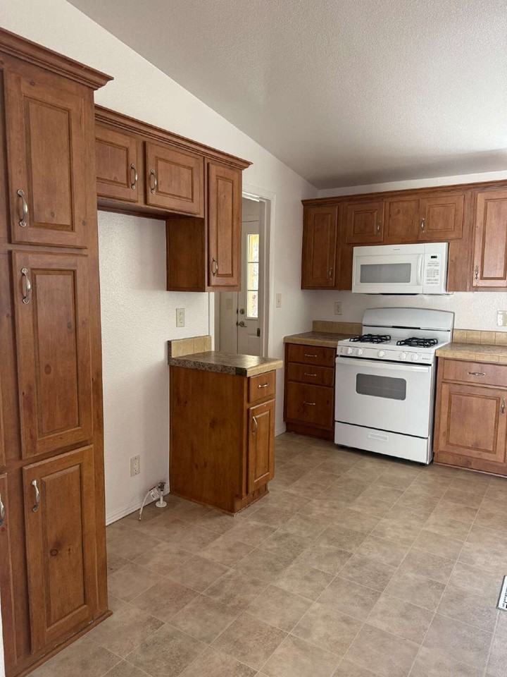 841 S 11th Dr - Photo 6 of 17