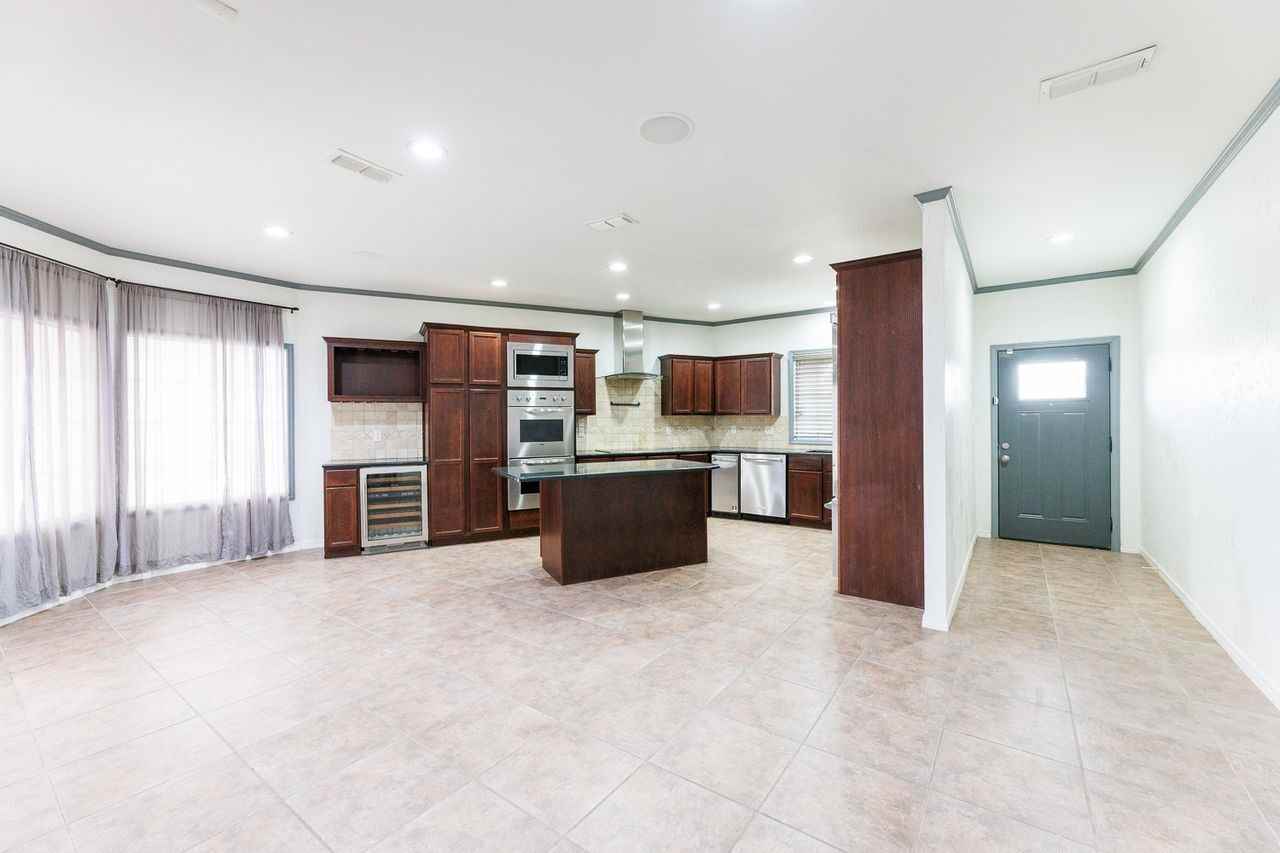 5811 11th Pl - Photo 7 of 50