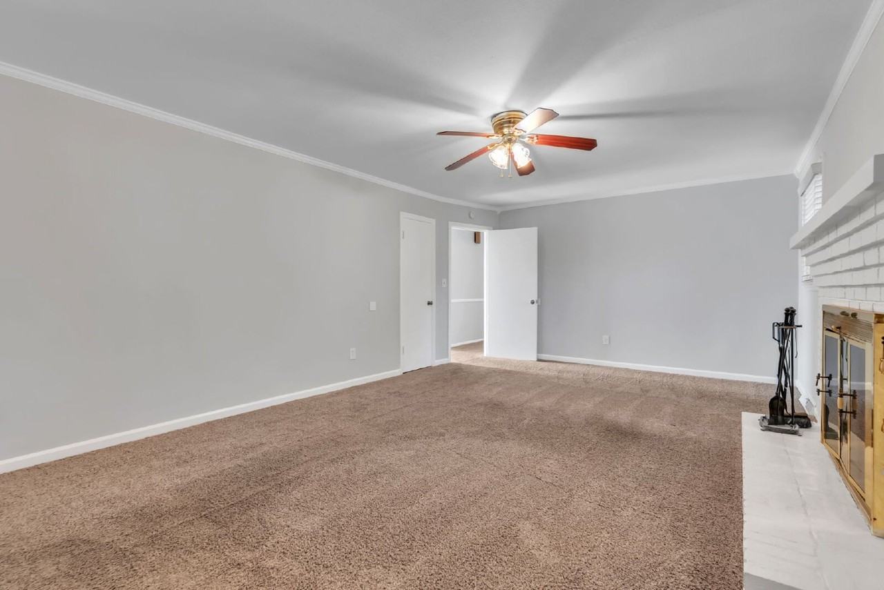 4 Dickens Ln - Photo 5 of 27