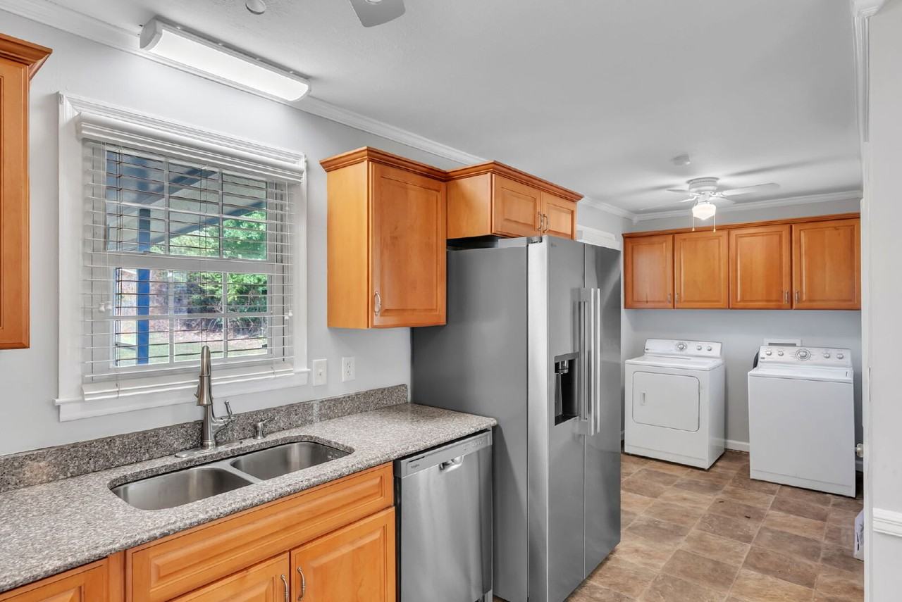 4 Dickens Ln - Photo 7 of 27